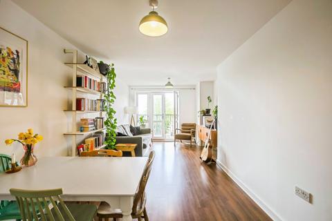 1 bed property, in 3 Worcester Close, £315,000
