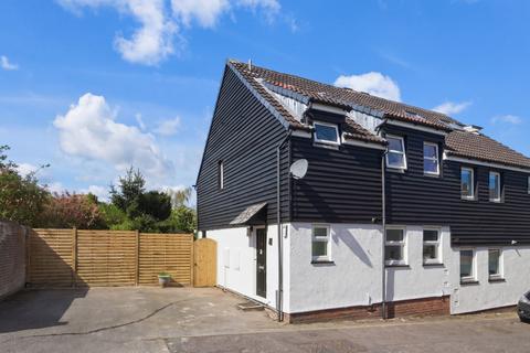 3 bed property, in Manor Road, £335,000