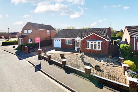 3 bed property, in Oakwood Glade, £285,000