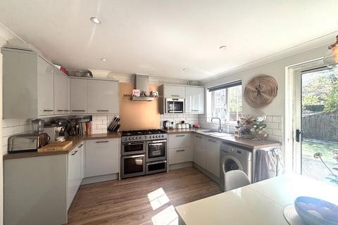 3 bed property, in Fairfield Way, £415,000
