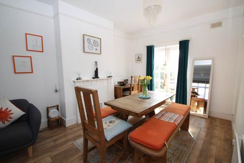 3 bed property, in Chestnut Grove, £730,000