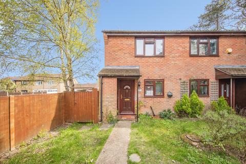 2 bed property, in Sea King Crescent, £250,000
