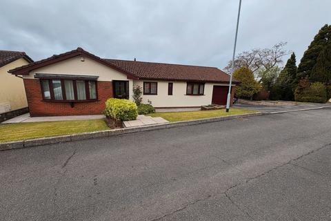 3 bed property, in Woodlands Park, £325,000