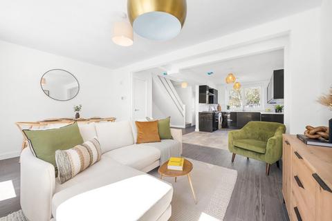 3 bed property, in Cubitt Terrace SW4, £775,000