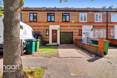 3 bed property, in Swallow Street, £475,000