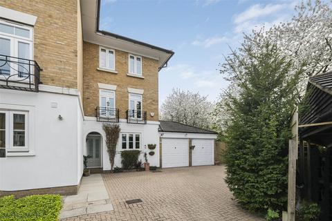 4 bed property, in Courtenay Avenue, £800,000
