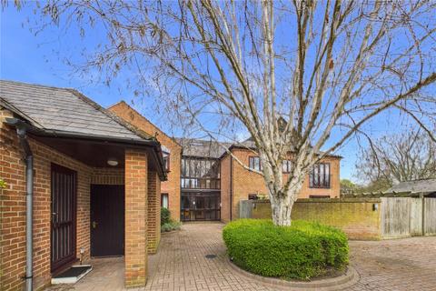 2 bed property, in Queens Court, £385,000