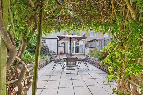 3 bed property, in Upper Belmont Road, £440,000