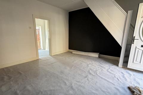 2 bed property, in Ninth Street, £40,000