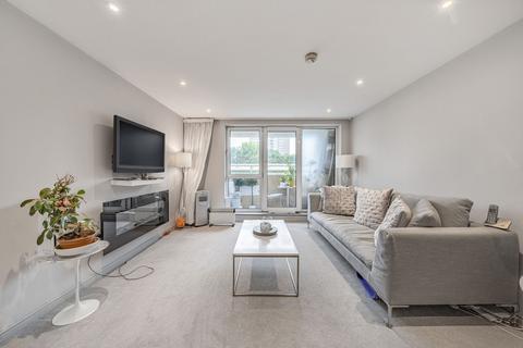 2 bed property, in Oyster Wharf, £395,000
