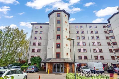 1 bed property, in Geddington Court, £180,000