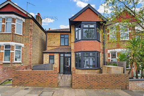 3 bed property, in Kingsley Avenue, £975,000