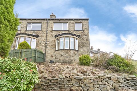 4 bed property, in Moorlands Avenue, £265,000