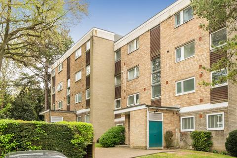 1 bed property, in Blackbush Close, £200,000