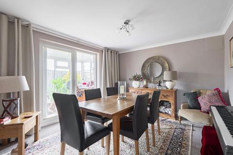 3 bed property, in Red House Lane, £325,000