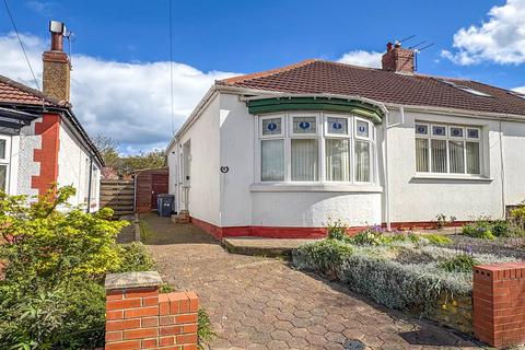 2 bed property, in West Avenue, £250,000