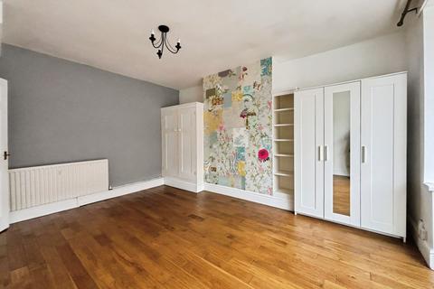 2 bed property, in Gordon Road, £87,500