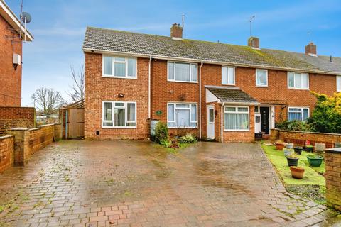 5 bed property, in Pennine Road, £375,000