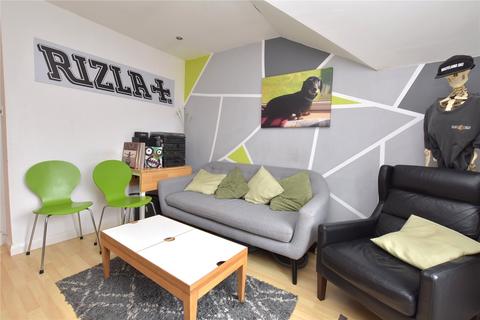 2 bed property, in Delph Court, £115,000