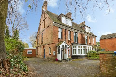 1 bed property, in London Road, £125,000