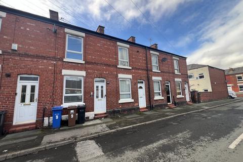 2 bed property, in Clement Street, £180,000