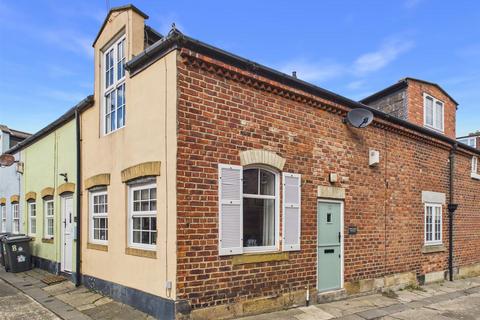 2 bed property, in Percy Gardens Cottages, £300,000