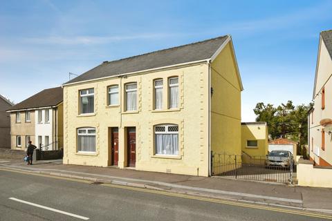 4 bed property, in Wind Street, £190,000