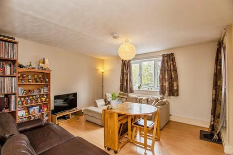 3 bed property, in King Charles Place, £150,000