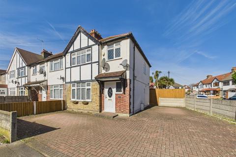 3 bed property, in Tudor Road, £525,000