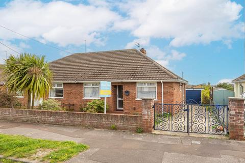 2 bed property, in Highland Way, £200,000