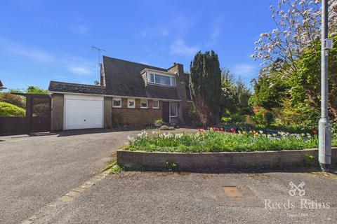 4 bed property, in Chestnut Grove, £425,000