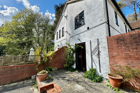 2 bed property, in 4, £190,000