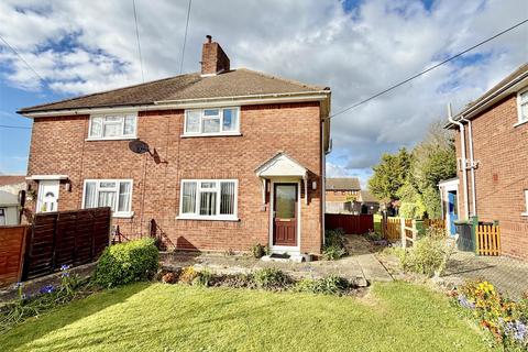 2 bed property, in Bulls Hall Road, £210,000