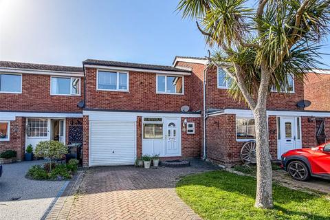 3 bed property, in Brinsons Close, £340,000