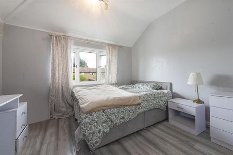 3 bed property, in Eltham Green Road, £475,000