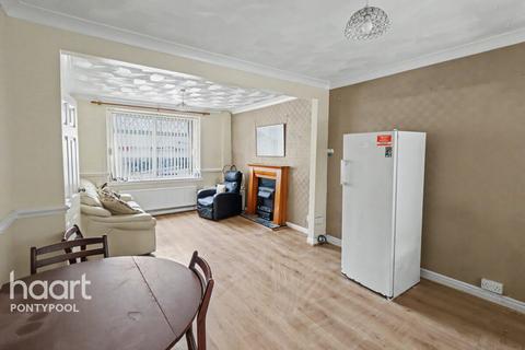 2 bed property, in Merchants Hill, £145,000