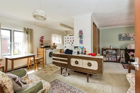 2 bed property, in Budleigh Close, £230,000