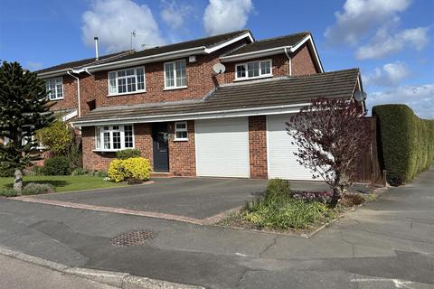 4 bed property, in Glebe Road, £450,000