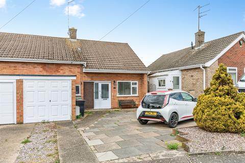 2 bed property, in Barker Close, £185,000