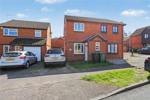 2 bed property, in Admirals Way, £190,000