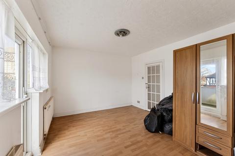 3 bed property, in Morden Court, £265,000
