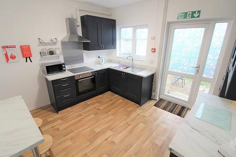 5 bed property, in Eastfield Road, £250,000