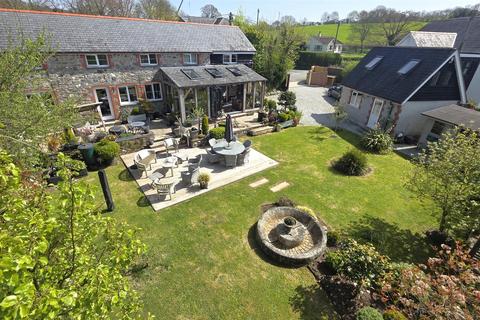 5 bed property, in Brook Lane, £725,000