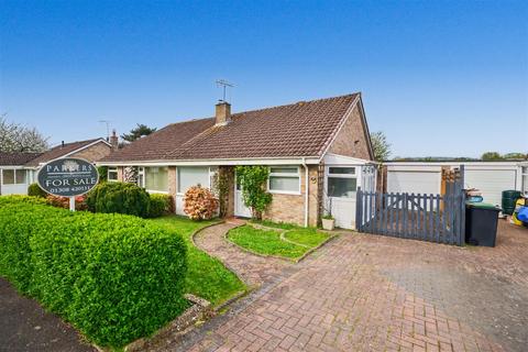 2 bed property, in Pasture Way, £325,000