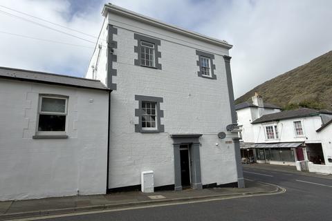 1 bed property, in High Street, £118,000