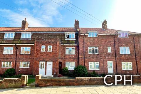 3 bed property, in Longwestgate, £70,000