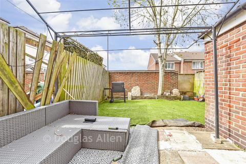 2 bed property, in Caister Drive, £170,000