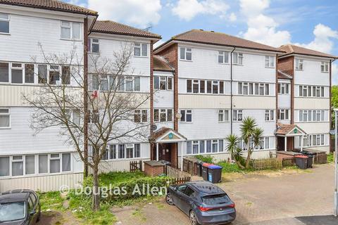 2 bed property, in Caister Drive, £150,000