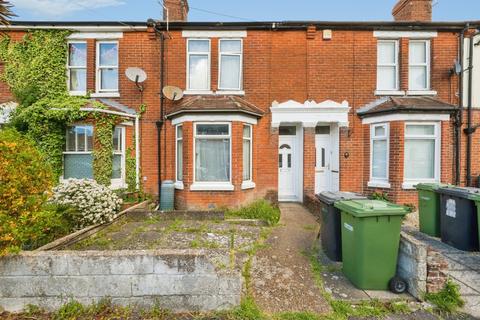 3 bed property, in Bellevue Road, £200,000