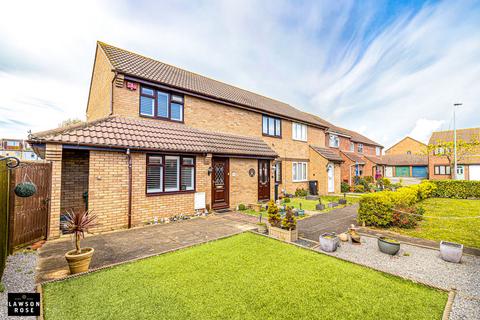 2 bed property, in Melrose Close, £325,000